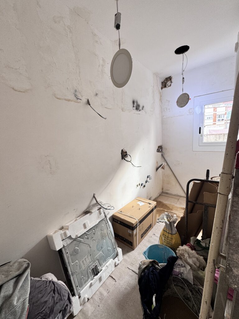 Alfons necesitaba poner a punto su piso de alquiler en el Eixample, realizando una reforma integral rápida, eficiente y económica, pero con resultados duraderos y una estética moderna que garantizara una buena experiencia para futuros inquilinos.