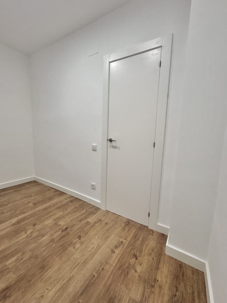 Alfons necesitaba poner a punto su piso de alquiler en el Eixample, realizando una reforma integral rápida, eficiente y económica, pero con resultados duraderos y una estética moderna que garantizara una buena experiencia para futuros inquilinos.