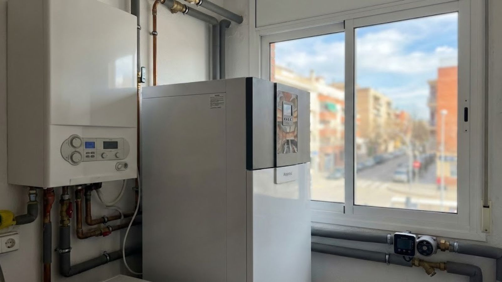 En los últimos años, el paisaje energético de Cataluña ha cambiado drásticamente. Si vives en el área metropolitana, concretamente en localidades como Sant Boi de Llobregat o Barcelona capital, es probable que te encuentres en la encrucijada de renovar tu sistema de calefacción. La duda es recurrente y totalmente lógica: ¿sigue valiendo la pena apostar por la caldera tradicional o es momento de dar el salto a la bomba de calor?