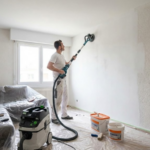 Si vives en Viladecans o en el área metropolitana de Barcelona, es muy probable que te enfrentes a una característica estética que dominó la construcción entre los años 70 y 90: el gotelé. Aunque en su momento fue una solución práctica para disimular imperfecciones en los tabiques, hoy en día se percibe como un acabado anticuado que resta luminosidad y amplitud visual a los espacios. La decisión de modernizar la vivienda pasa, casi obligatoriamente, por alisar las superficies.