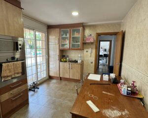 Laure nos contactó para transformar su vivienda ubicada en la zona de El Lladoner, Vallirana. El proyecto, ejecutado en octubre de 2024, buscaba modernizar el corazón del hogar mediante una transición fluida entre la zona de trabajo y el área social. 