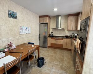 Laure nos contactó para transformar su vivienda ubicada en la zona de El Lladoner, Vallirana. El proyecto, ejecutado en octubre de 2024, buscaba modernizar el corazón del hogar mediante una transición fluida entre la zona de trabajo y el área social. 