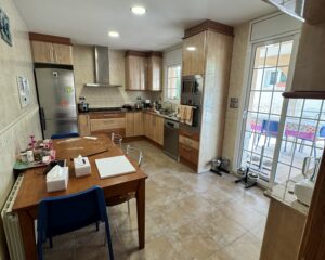 Laure nos contactó para transformar su vivienda ubicada en la zona de El Lladoner, Vallirana. El proyecto, ejecutado en octubre de 2024, buscaba modernizar el corazón del hogar mediante una transición fluida entre la zona de trabajo y el área social. 