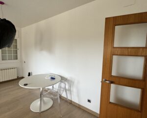 Laure nos contactó para transformar su vivienda ubicada en la zona de El Lladoner, Vallirana. El proyecto, ejecutado en octubre de 2024, buscaba modernizar el corazón del hogar mediante una transición fluida entre la zona de trabajo y el área social. 