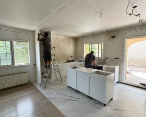 Laure nos contactó para transformar su vivienda ubicada en la zona de El Lladoner, Vallirana. El proyecto, ejecutado en octubre de 2024, buscaba modernizar el corazón del hogar mediante una transición fluida entre la zona de trabajo y el área social. 