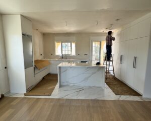 Laure nos contactó para transformar su vivienda ubicada en la zona de El Lladoner, Vallirana. El proyecto, ejecutado en octubre de 2024, buscaba modernizar el corazón del hogar mediante una transición fluida entre la zona de trabajo y el área social. 