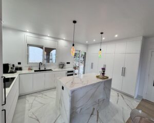 Laure nos contactó para transformar su vivienda ubicada en la zona de El Lladoner, Vallirana. El proyecto, ejecutado en octubre de 2024, buscaba modernizar el corazón del hogar mediante una transición fluida entre la zona de trabajo y el área social. 