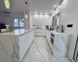 Laure nos contactó para transformar su vivienda ubicada en la zona de El Lladoner, Vallirana. El proyecto, ejecutado en octubre de 2024, buscaba modernizar el corazón del hogar mediante una transición fluida entre la zona de trabajo y el área social. 