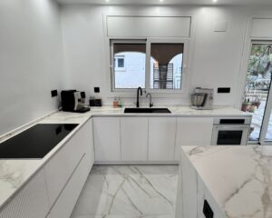 Laure nos contactó para transformar su vivienda ubicada en la zona de El Lladoner, Vallirana. El proyecto, ejecutado en octubre de 2024, buscaba modernizar el corazón del hogar mediante una transición fluida entre la zona de trabajo y el área social. 