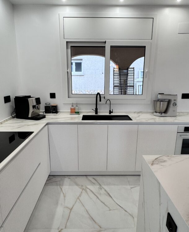 Laure nos contactó para transformar su vivienda ubicada en la zona de El Lladoner, Vallirana. El proyecto, ejecutado en octubre de 2024, buscaba modernizar el corazón del hogar mediante una transición fluida entre la zona de trabajo y el área social.