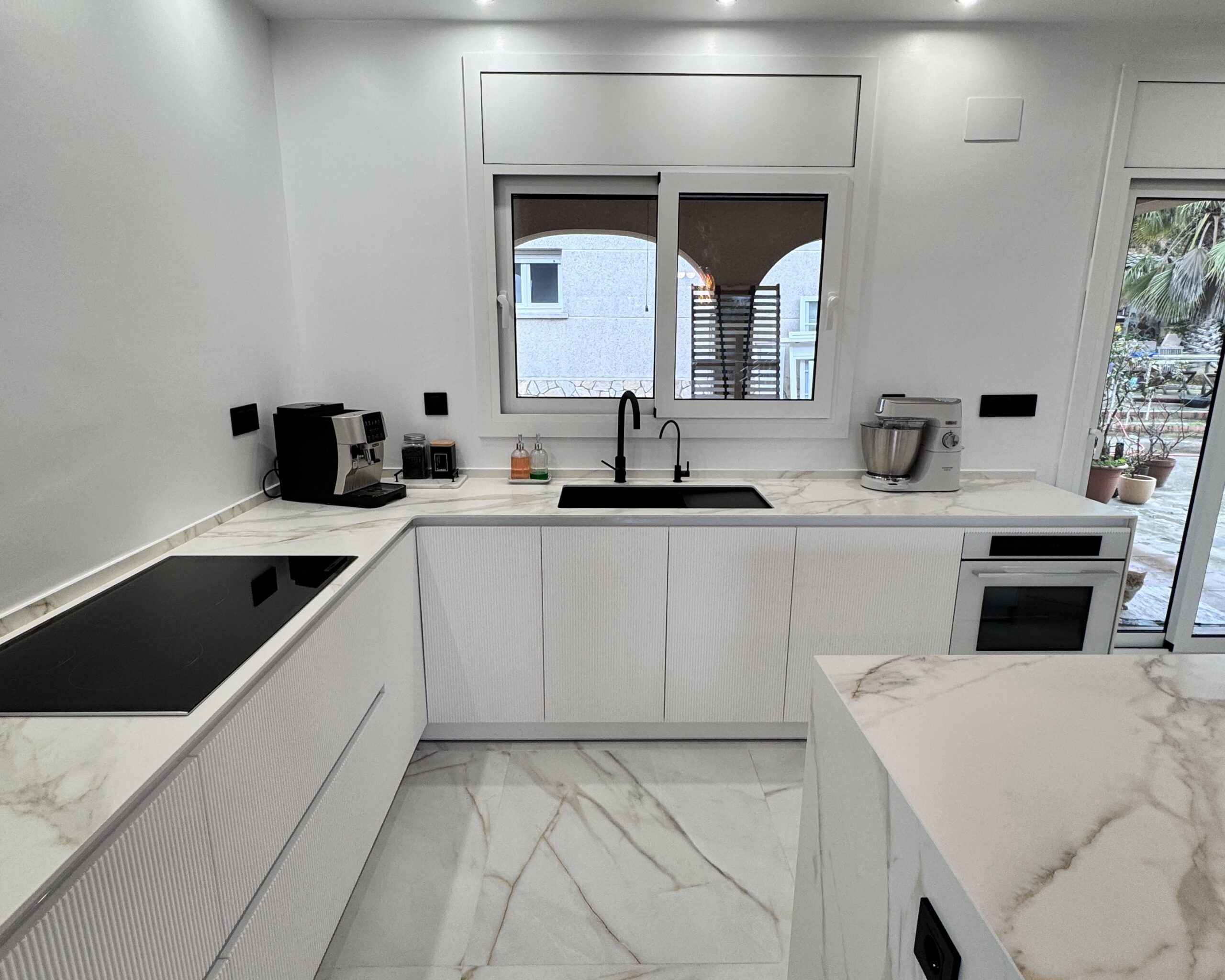 Laure nos contactó para transformar su vivienda ubicada en la zona de El Lladoner, Vallirana. El proyecto, ejecutado en octubre de 2024, buscaba modernizar el corazón del hogar mediante una transición fluida entre la zona de trabajo y el área social.