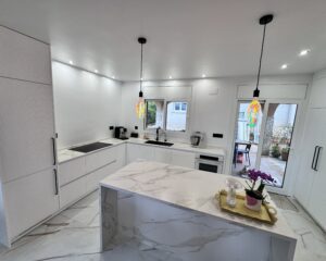 Laure nos contactó para transformar su vivienda ubicada en la zona de El Lladoner, Vallirana. El proyecto, ejecutado en octubre de 2024, buscaba modernizar el corazón del hogar mediante una transición fluida entre la zona de trabajo y el área social. 