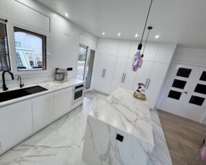 Laure nos contactó para transformar su vivienda ubicada en la zona de El Lladoner, Vallirana. El proyecto, ejecutado en octubre de 2024, buscaba modernizar el corazón del hogar mediante una transición fluida entre la zona de trabajo y el área social.