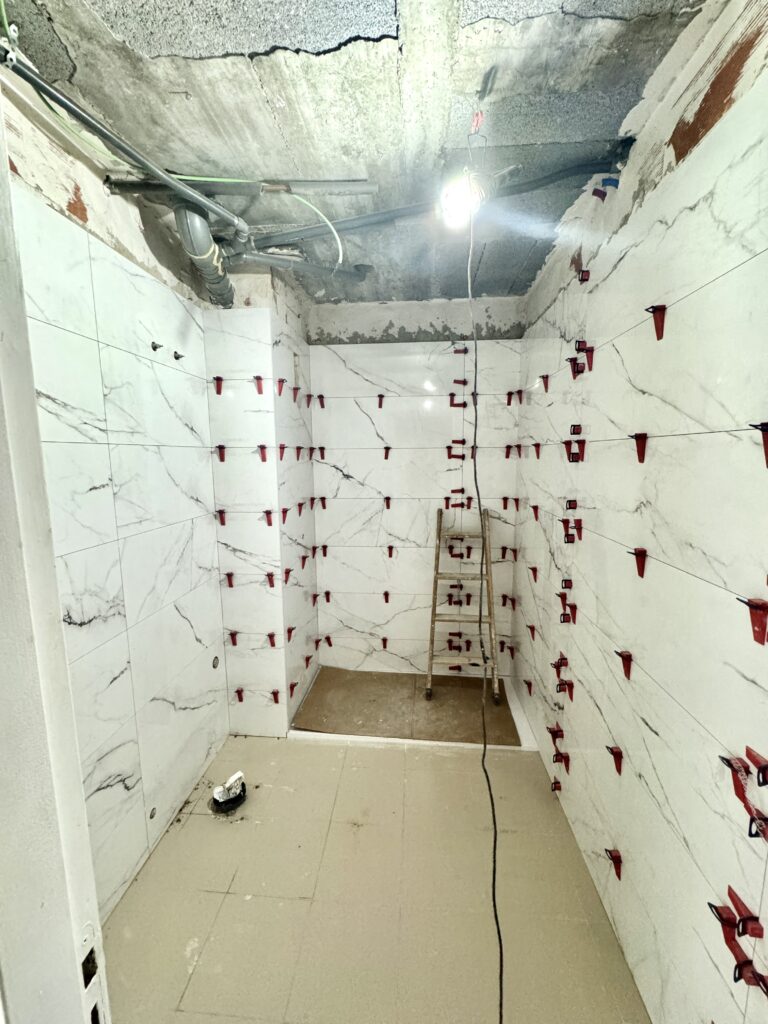 En octubre de 2024, realizamos la reforma integral del baño de Merche, ubicado en Barcelona. El objetivo era actualizar un espacio anticuado para convertirlo en un baño moderno, brillante y visualmente más amplio.