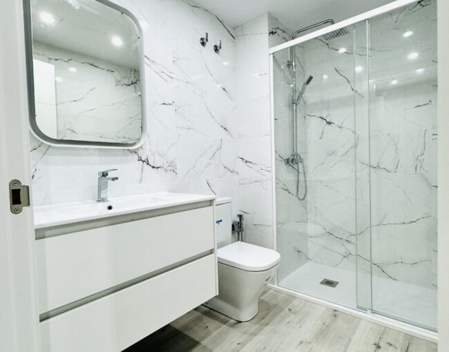 En octubre de 2024, realizamos la reforma integral del baño de Merche, ubicado en Barcelona. El objetivo era actualizar un espacio anticuado para convertirlo en un baño moderno, brillante y visualmente más amplio.