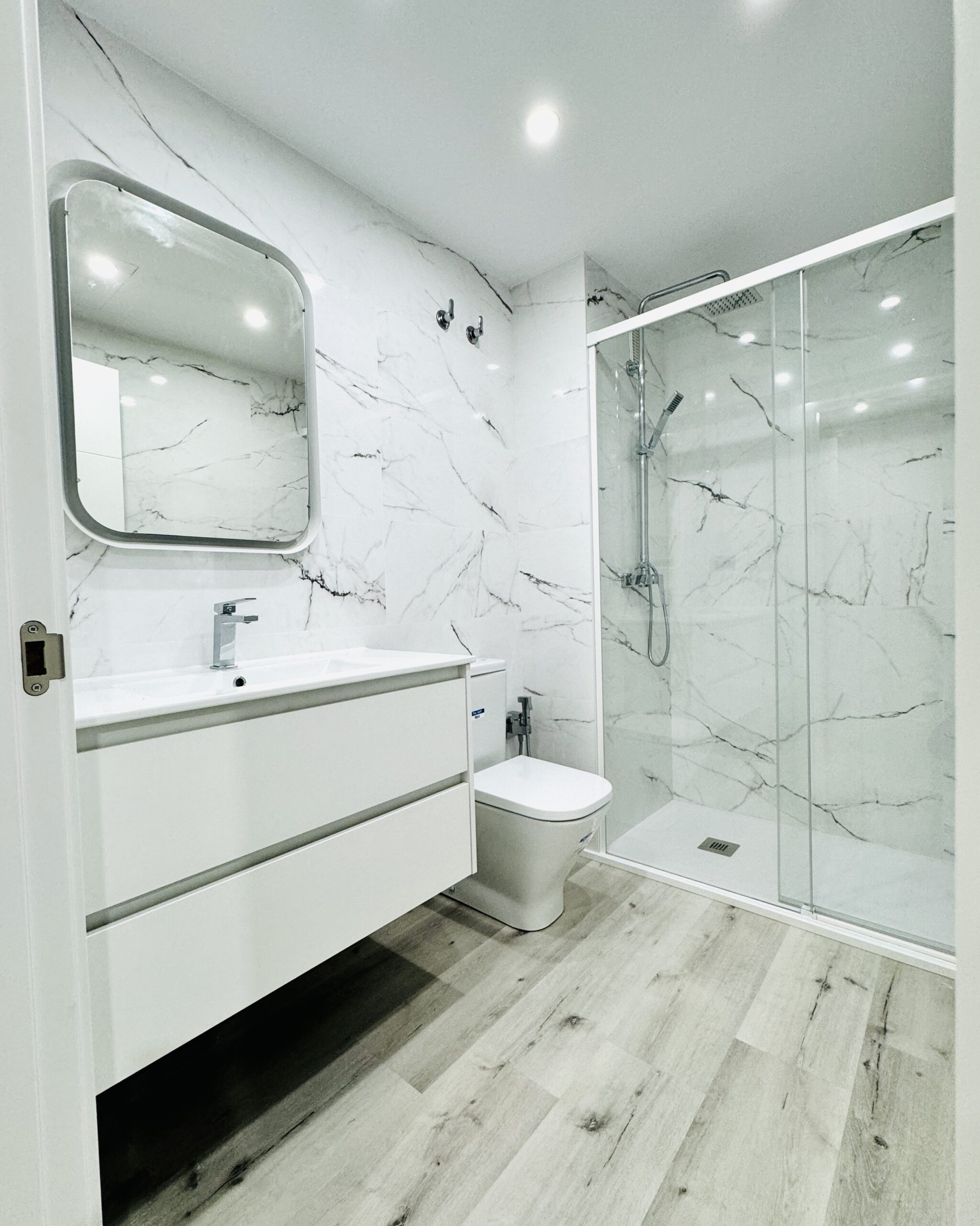 En octubre de 2024, realizamos la reforma integral del baño de Merche, ubicado en Barcelona. El objetivo era actualizar un espacio anticuado para convertirlo en un baño moderno, brillante y visualmente más amplio.