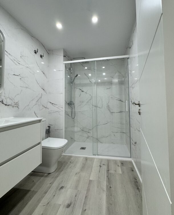 En octubre de 2024, realizamos la reforma integral del baño de Merche, ubicado en Barcelona. El objetivo era actualizar un espacio anticuado para convertirlo en un baño moderno, brillante y visualmente más amplio.