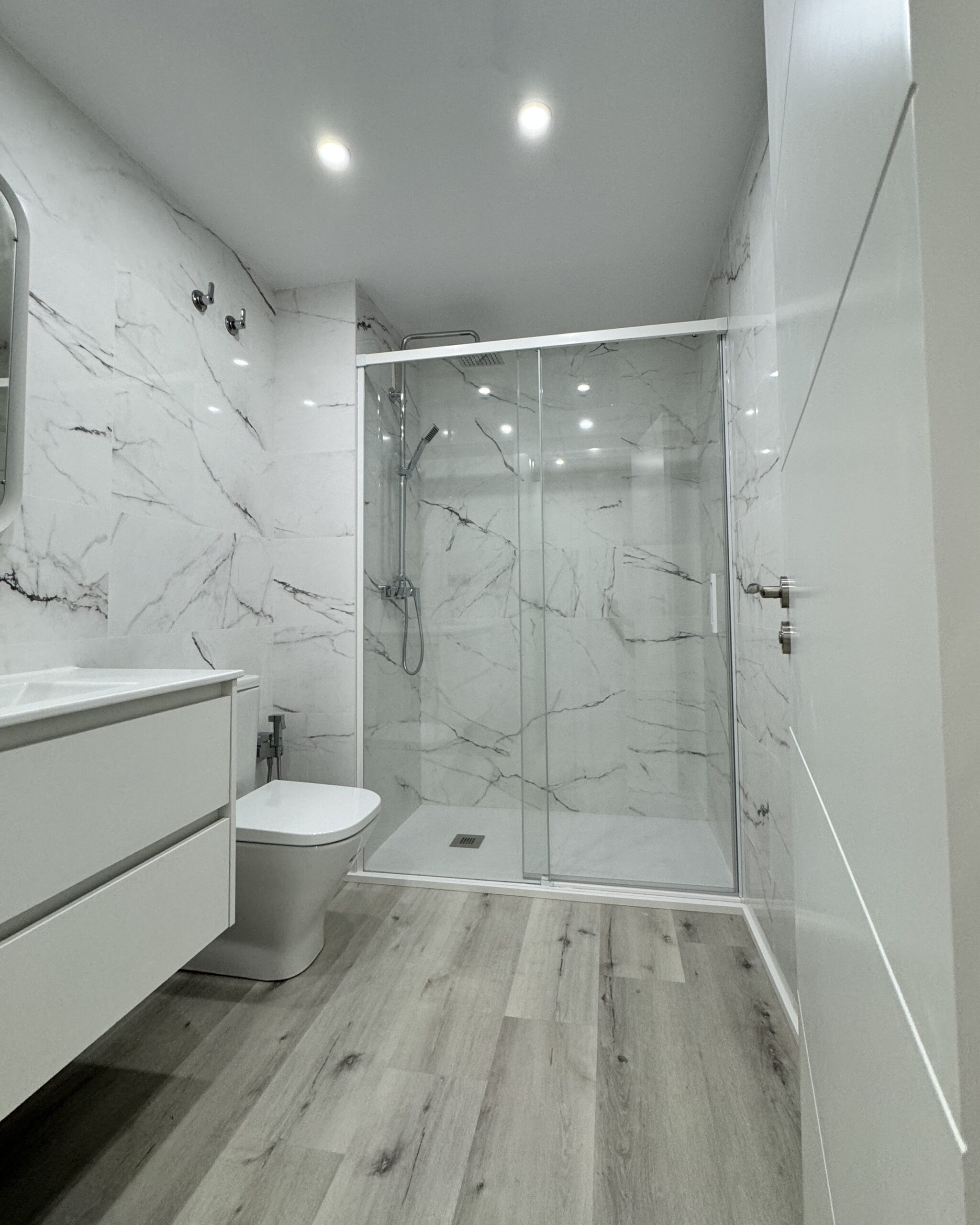 En octubre de 2024, realizamos la reforma integral del baño de Merche, ubicado en Barcelona. El objetivo era actualizar un espacio anticuado para convertirlo en un baño moderno, brillante y visualmente más amplio.