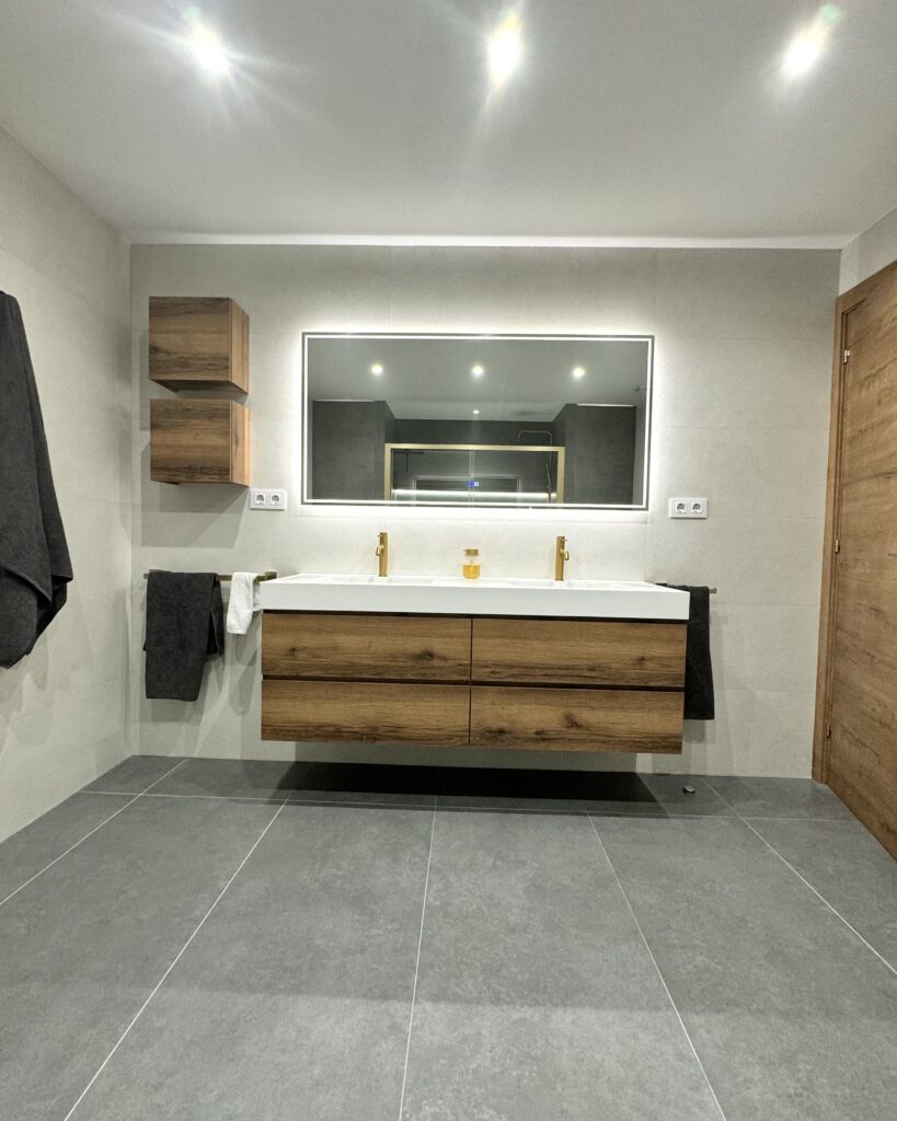 Irene y Albert acudieron a nosotros con una vivienda que no reflejaba su estilo de vida ni sus necesidades de confort. Buscaban un cambio total: querían modernizar las instalaciones, mejorar la eficiencia térmica y, sobre todo, conseguir una estética cálida y atemporal con toques de diseño exclusivos. Necesitaban un equipo capaz de gestionar una reforma integral llave en mano.