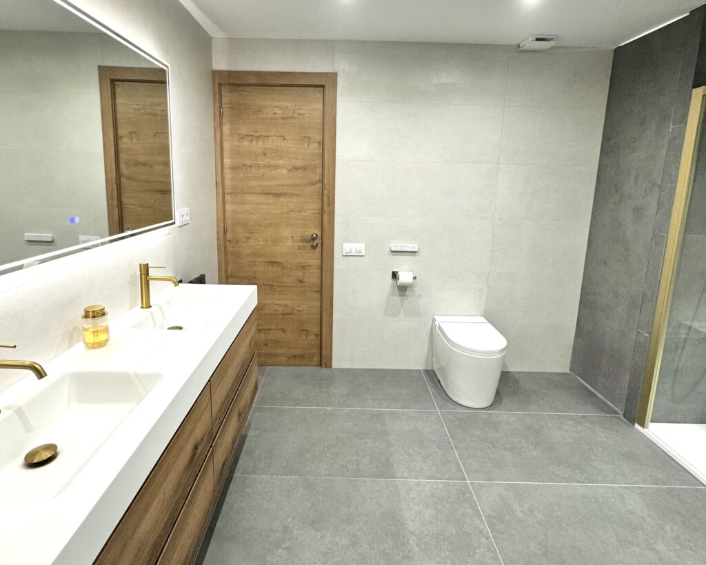 Irene y Albert acudieron a nosotros con una vivienda que no reflejaba su estilo de vida ni sus necesidades de confort. Buscaban un cambio total: querían modernizar las instalaciones, mejorar la eficiencia térmica y, sobre todo, conseguir una estética cálida y atemporal con toques de diseño exclusivos. Necesitaban un equipo capaz de gestionar una reforma integral llave en mano.