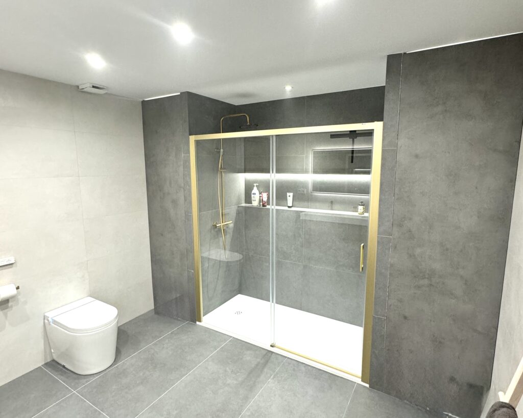 Irene y Albert acudieron a nosotros con una vivienda que no reflejaba su estilo de vida ni sus necesidades de confort. Buscaban un cambio total: querían modernizar las instalaciones, mejorar la eficiencia térmica y, sobre todo, conseguir una estética cálida y atemporal con toques de diseño exclusivos. Necesitaban un equipo capaz de gestionar una reforma integral llave en mano.