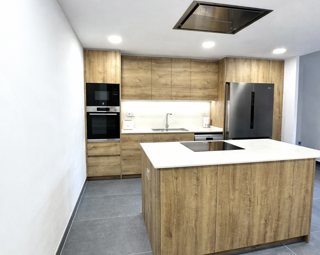 Irene y Albert acudieron a nosotros con una vivienda que no reflejaba su estilo de vida ni sus necesidades de confort. Buscaban un cambio total: querían modernizar las instalaciones, mejorar la eficiencia térmica y, sobre todo, conseguir una estética cálida y atemporal con toques de diseño exclusivos. Necesitaban un equipo capaz de gestionar una reforma integral llave en mano.