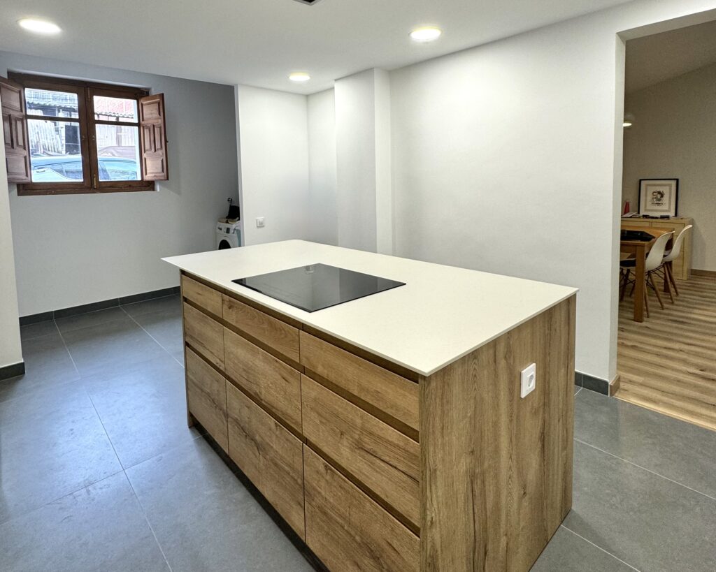 Irene y Albert acudieron a nosotros con una vivienda que no reflejaba su estilo de vida ni sus necesidades de confort. Buscaban un cambio total: querían modernizar las instalaciones, mejorar la eficiencia térmica y, sobre todo, conseguir una estética cálida y atemporal con toques de diseño exclusivos. Necesitaban un equipo capaz de gestionar una reforma integral llave en mano.