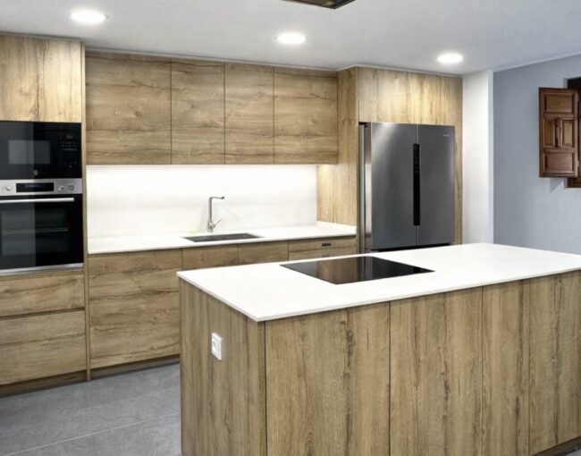 Irene y Albert acudieron a nosotros con una vivienda que no reflejaba su estilo de vida ni sus necesidades de confort. Buscaban un cambio total: querían modernizar las instalaciones, mejorar la eficiencia térmica y, sobre todo, conseguir una estética cálida y atemporal con toques de diseño exclusivos. Necesitaban un equipo capaz de gestionar una reforma integral llave en mano.