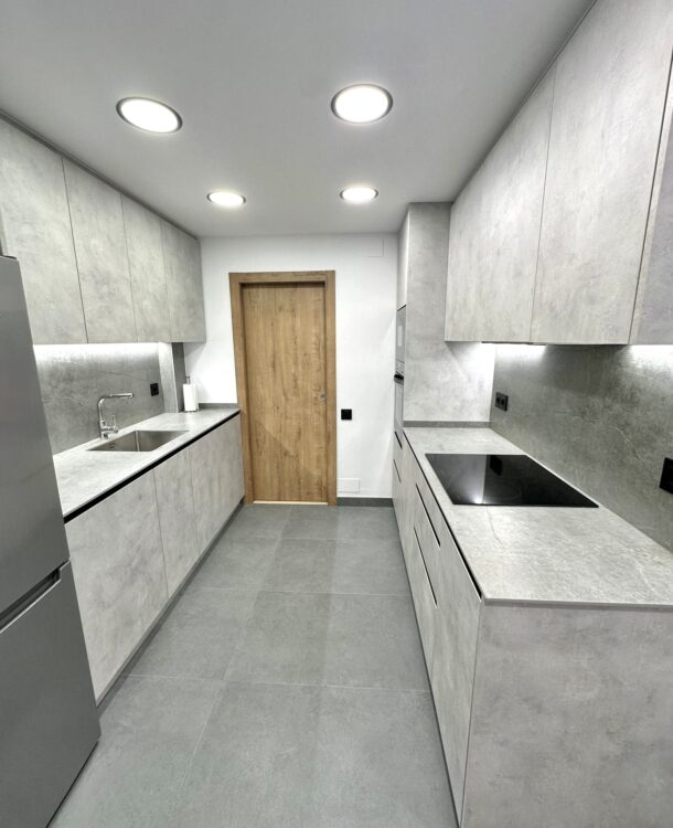 Descubre cómo en Grup Innova transformamos una vivienda en el barrio de Les Corts (Barcelona). Un proyecto de reforma integral realizado en febrero de 2024 que combina eficiencia energética, carpintería a medida y acabados de alta gama como Dekton y Finfloor.