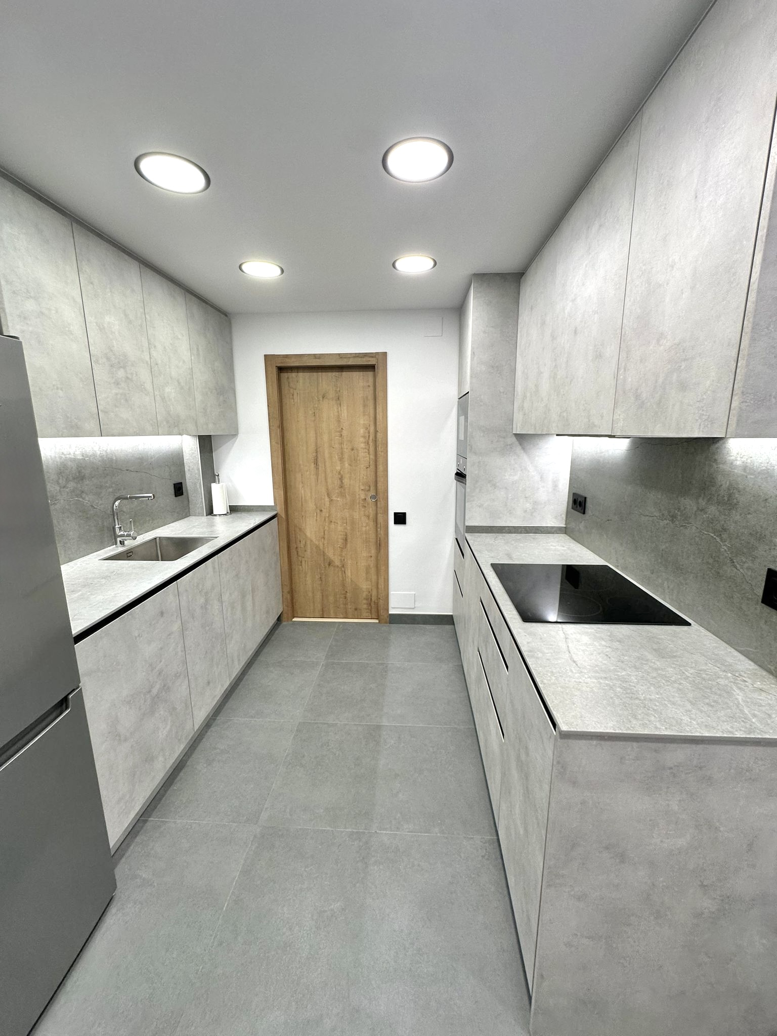 Descubre cómo en Grup Innova transformamos una vivienda en el barrio de Les Corts (Barcelona). Un proyecto de reforma integral realizado en febrero de 2024 que combina eficiencia energética, carpintería a medida y acabados de alta gama como Dekton y Finfloor.