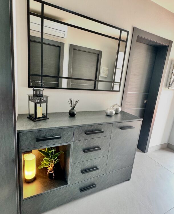 Descubre cómo transformamos la vivienda de Sara en Sant Feliu de Llobregat. Un proyecto de Grup Innova centrado en la instalación de puertas de diseño, mobiliario a medida en melamina de alta gama y climatización eficiente.