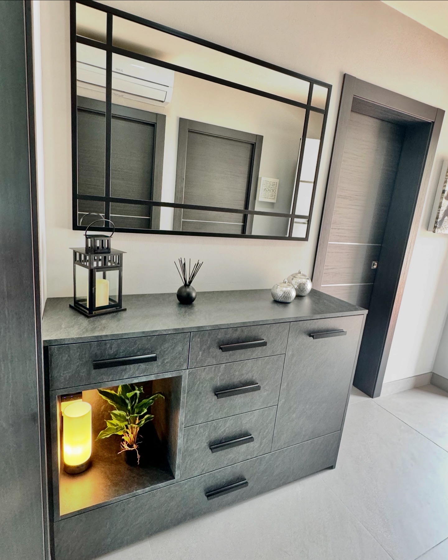 Descubre cómo transformamos la vivienda de Sara en Sant Feliu de Llobregat. Un proyecto de Grup Innova centrado en la instalación de puertas de diseño, mobiliario a medida en melamina de alta gama y climatización eficiente.