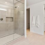 En barrios con solera como Les Corts en Barcelona, o en zonas residenciales consolidadas de Esplugues de Llobregat, muchas viviendas comparten una característica común: baños diseñados hace décadas, donde la protagonista indiscutible era la bañera de hierro fundido o acero esmaltado. Sin embargo, los tiempos y nuestras necesidades cambian.