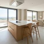 La forma en que vivimos nuestros hogares ha cambiado radicalmente en la última década. La cocina ha dejado de ser un espacio residual, destinado únicamente al servicio y oculto tras una puerta, para convertirse en el verdadero corazón de la vivienda. En zonas residenciales como Gavà Mar o en las reformas integrales que realizamos en Barcelona, la tendencia es clara: derribar tabiques para ganar luz y conexión familiar.