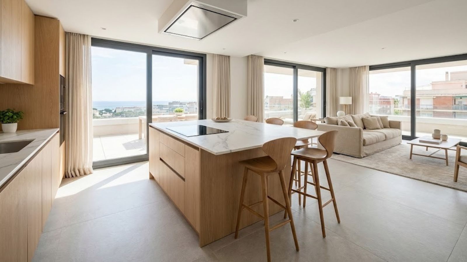 La forma en que vivimos nuestros hogares ha cambiado radicalmente en la última década. La cocina ha dejado de ser un espacio residual, destinado únicamente al servicio y oculto tras una puerta, para convertirse en el verdadero corazón de la vivienda. En zonas residenciales como Gavà Mar o en las reformas integrales que realizamos en Barcelona, la tendencia es clara: derribar tabiques para ganar luz y conexión familiar.