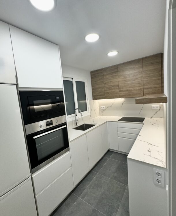 Cuando Montse se puso en contacto con nuestro equipo de Grup Innova, buscaba algo más que una simple actualización estética. Su vivienda en el vibrante distrito de Sant Martí, en Barcelona, necesitaba una metamorfosis que aportara luz y amplitud. En junio de 2024, iniciamos este viaje creativo con un objetivo claro: convertir una distribución tradicional en un espacio contemporáneo, eliminando las texturas obsoletas del pasado y priorizando materiales de alta resistencia que no sacrificaran la elegancia.