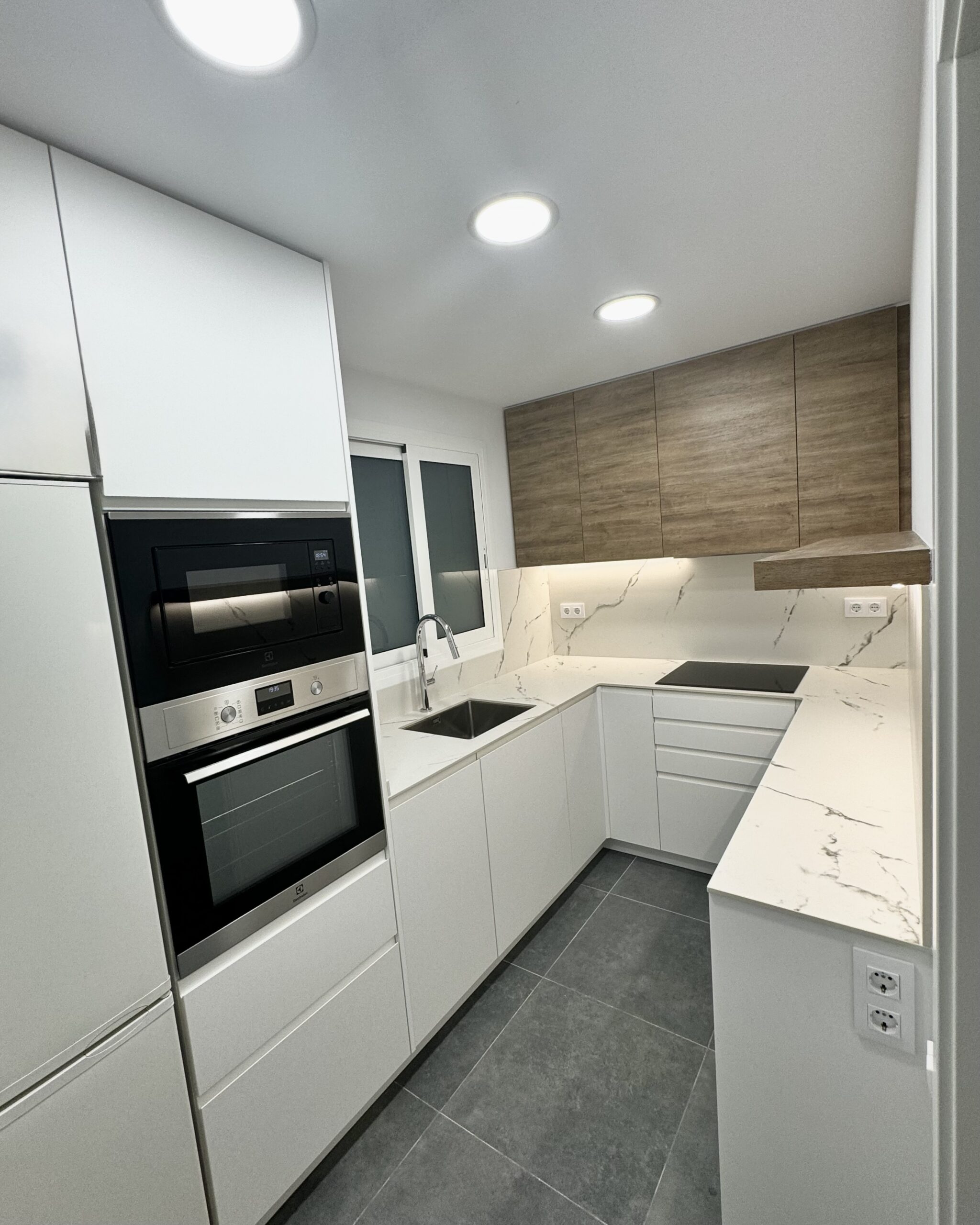 Cuando Montse se puso en contacto con nuestro equipo de Grup Innova, buscaba algo más que una simple actualización estética. Su vivienda en el vibrante distrito de Sant Martí, en Barcelona, necesitaba una metamorfosis que aportara luz y amplitud. En junio de 2024, iniciamos este viaje creativo con un objetivo claro: convertir una distribución tradicional en un espacio contemporáneo, eliminando las texturas obsoletas del pasado y priorizando materiales de alta resistencia que no sacrificaran la elegancia.