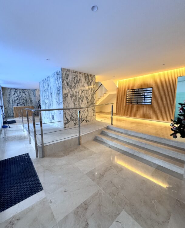 Los vecinos buscaban una solución integral para actualizar su zona de acceso, la cual se había quedado estéticamente obsoleta y no cumplía con los estándares de confort y eficiencia actuales.