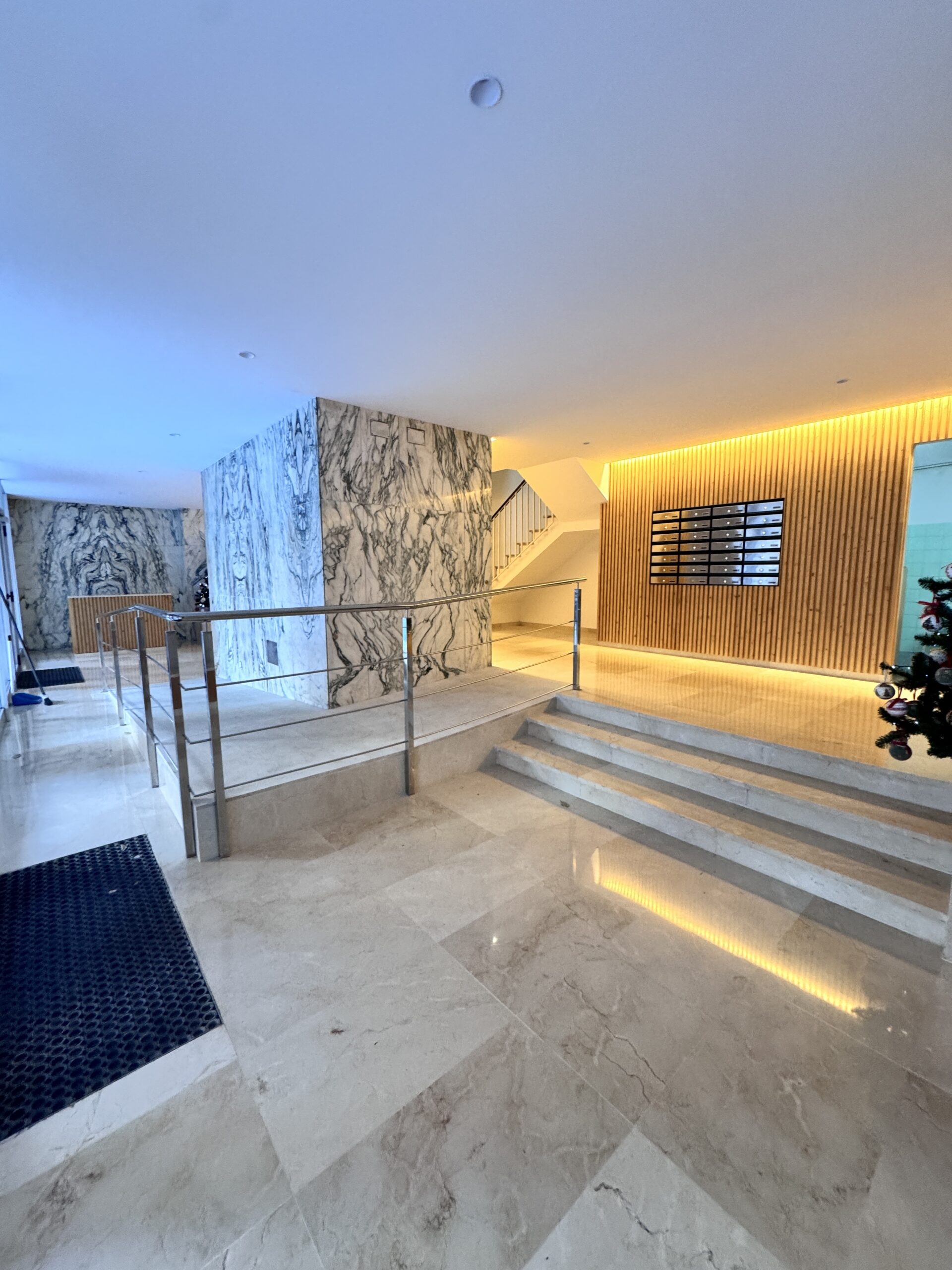 Los vecinos buscaban una solución integral para actualizar su zona de acceso, la cual se había quedado estéticamente obsoleta y no cumplía con los estándares de confort y eficiencia actuales.