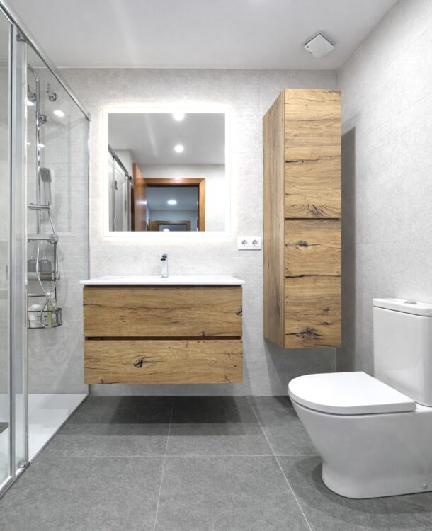 Proyecto de reforma integral de dos baños en Sant Andreu de la Barca para Olga & Carlos. Diseño con porcelánicos de Pamesa, sanitarios Roca Round y mobiliario suspendido.