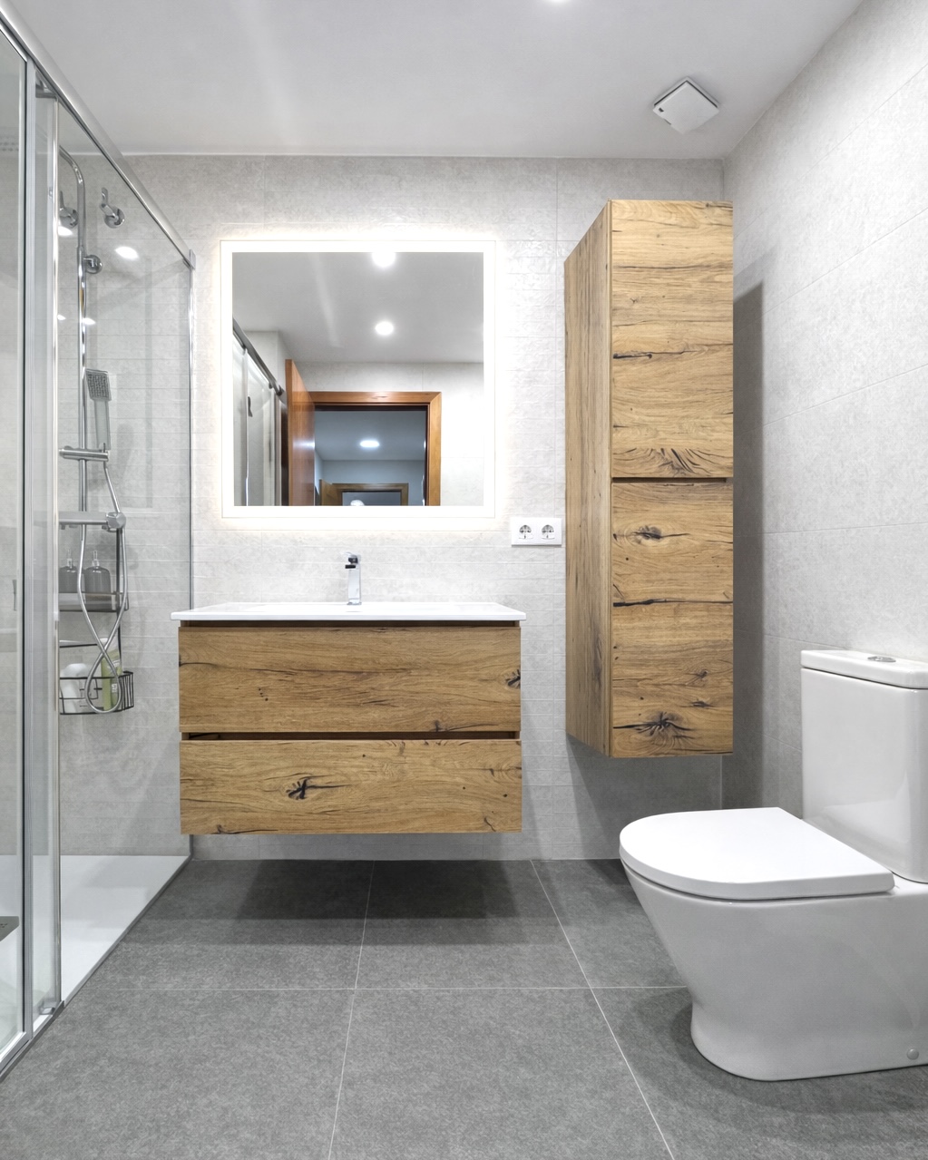 Proyecto de reforma integral de dos baños en Sant Andreu de la Barca para Olga & Carlos. Diseño con porcelánicos de Pamesa, sanitarios Roca Round y mobiliario suspendido.