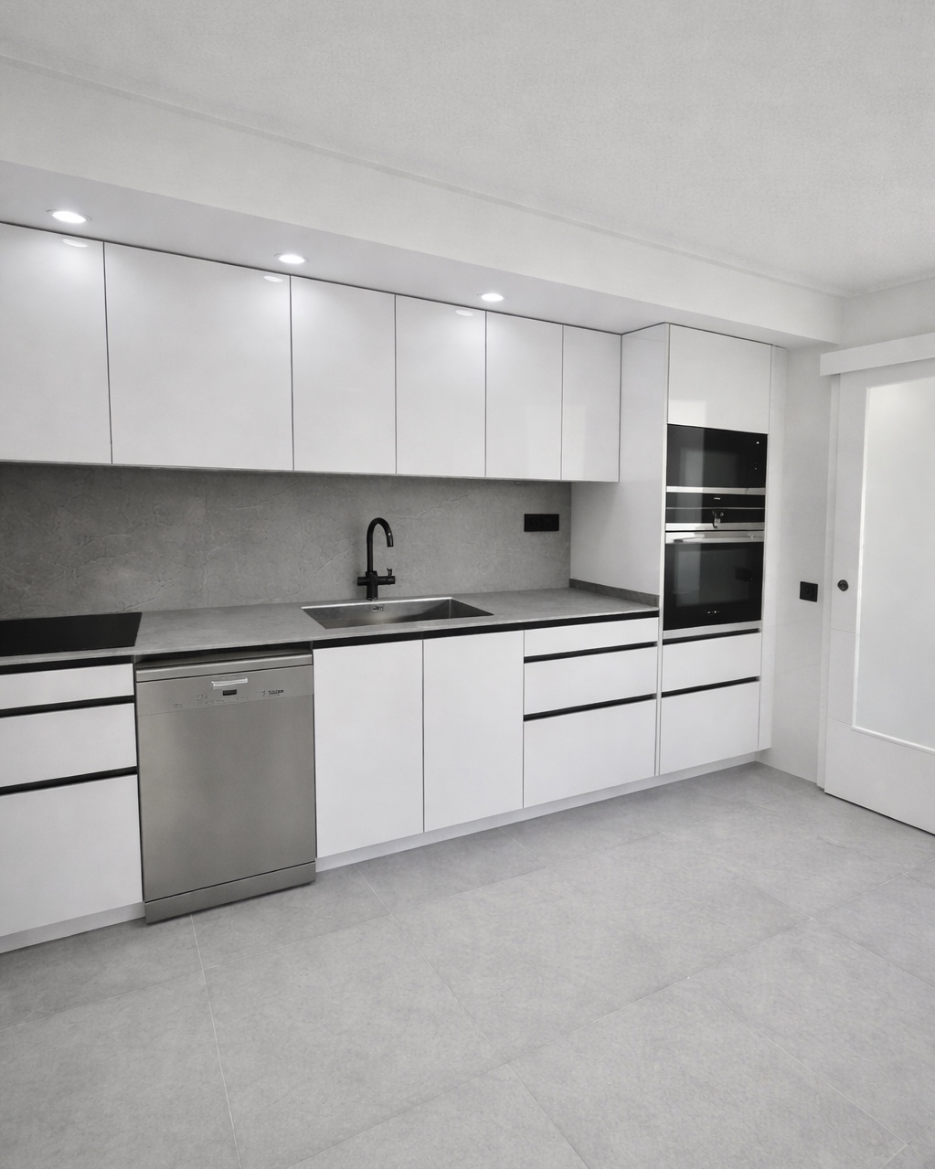 Descubre el antes y después de esta reforma integral en Vallirana realizada por Grup Innova en julio de 2024. Diseño moderno con suelo Finfloor Roble Bromo, cocina con Dekton Soke y baños de diseño exclusivo para Fernando y Noelia.