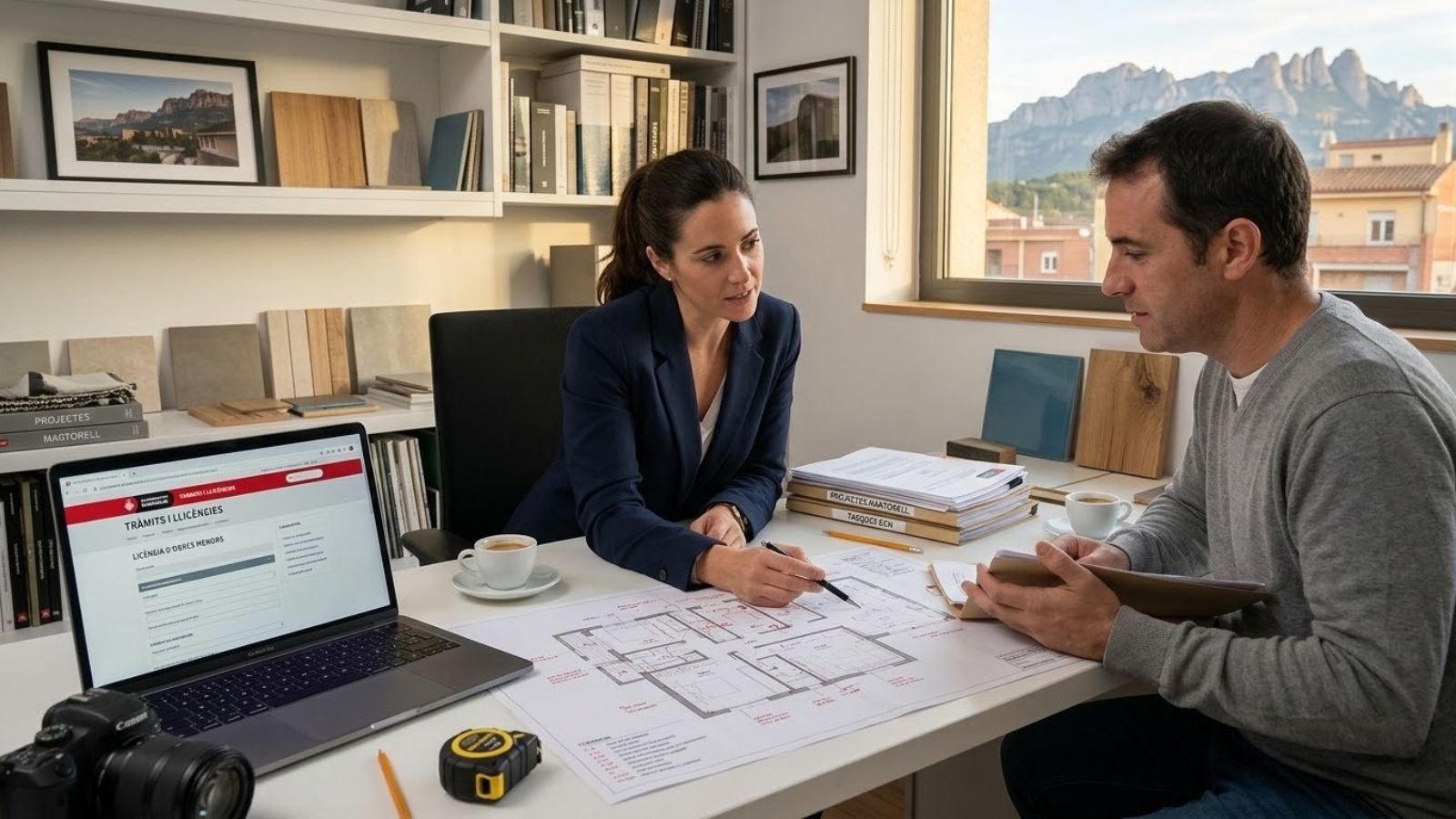 vCuando decides dar el paso y renovar tu hogar, la ilusión por elegir los acabados a veces se ve empañada por el miedo al "papeleo". La normativa urbanística en Cataluña puede ser compleja y, dependiendo de si te encuentras en el núcleo histórico de Martorell o en un piso del Eixample en Barcelona, los requisitos cambian. Una de las preguntas que más recibimos es: ¿realmente hace falta pedir una licencia de obras menores al ayuntamiento para cambiar unos azulejos? La respuesta corta es sí, pero el proceso es más sencillo de lo que parece si sabes cómo hacerlo.