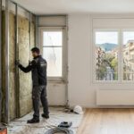 Vivir en Sant Gervasi es un privilegio, pero las fincas señoriales y los edificios exclusivos de la zona alta a menudo esconden secretos que el ojo inexperto no ve. Si notas que tu casa está siempre fría, escuchas el ascensor del vecino como si estuviera en tu salón o aparecen manchas sospechosas en el techo, no tienes un problema de decoración. Tienes enemigos ocultos.