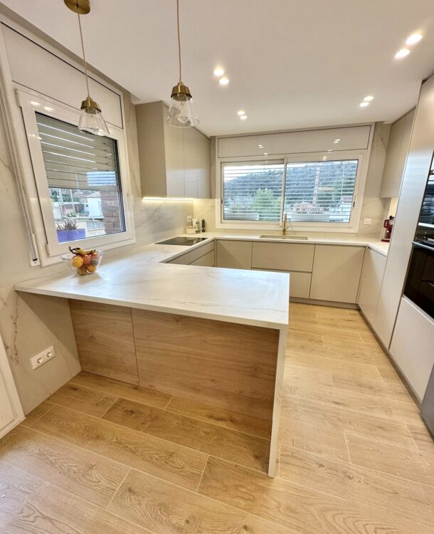 Transformación total de planta baja en Cerdanyola del Vallès por Grup Innova. Descubre este proyecto de diciembre 2025 con cocina de diseño, encimera Dekton, chimenea de pladur y pavimentos porcelánicos. ¡Inspírate para tu reforma!