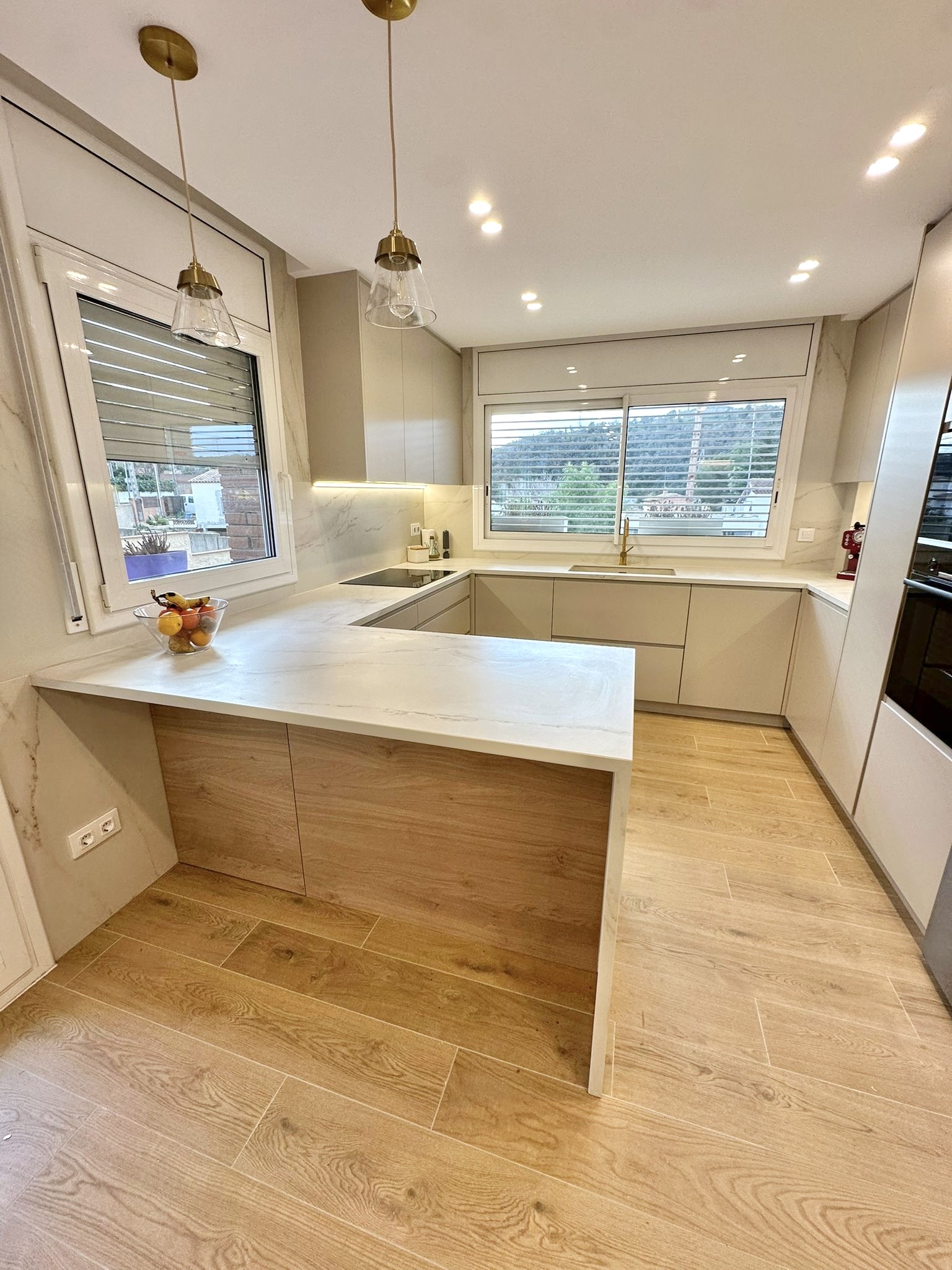 Transformación total de planta baja en Cerdanyola del Vallès por Grup Innova. Descubre este proyecto de diciembre 2025 con cocina de diseño, encimera Dekton, chimenea de pladur y pavimentos porcelánicos. ¡Inspírate para tu reforma!