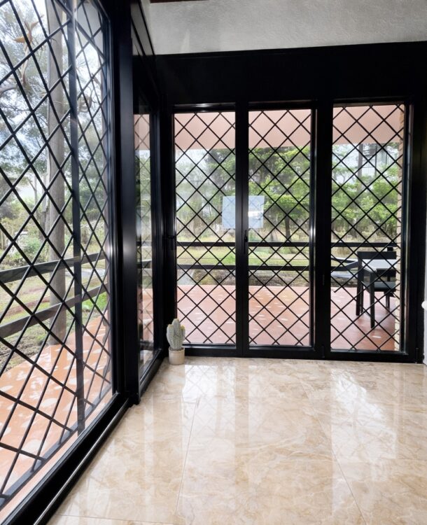 Descubre cómo transformamos el confort térmico y la estética de una vivienda en Cervelló mediante la instalación de cerramientos de aluminio RENOVA Efficient en color RAL 9011 y sistemas de protección contra insectos. Un proyecto de Grup Innova centrado en el ahorro energético y el bienestar.