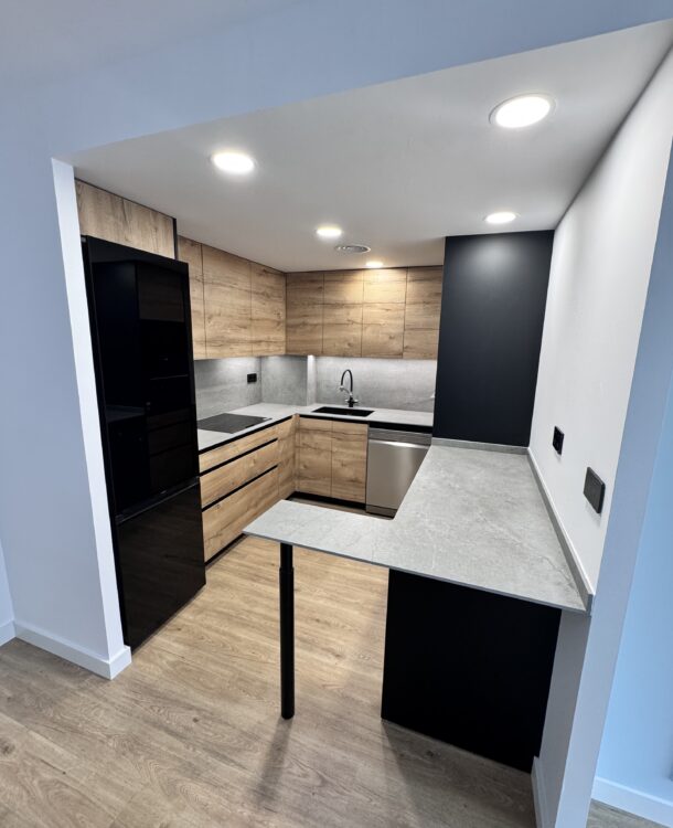Descubre cómo transformamos una vivienda unifamiliar en Sant Feliu mediante una reforma integral que combina aerotermia, diseño de vanguardia con acabados en roble y materiales de alta gama como Dekton.