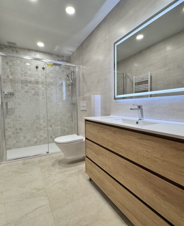 Descubre cómo transformamos el baño de Sonia en Esplugues de Llobregat. Un proyecto de renovación integral donde la optimización del espacio, el uso de elementos suspendidos de Roca y la calidez del roble logran un ambiente moderno y altamente eficiente.