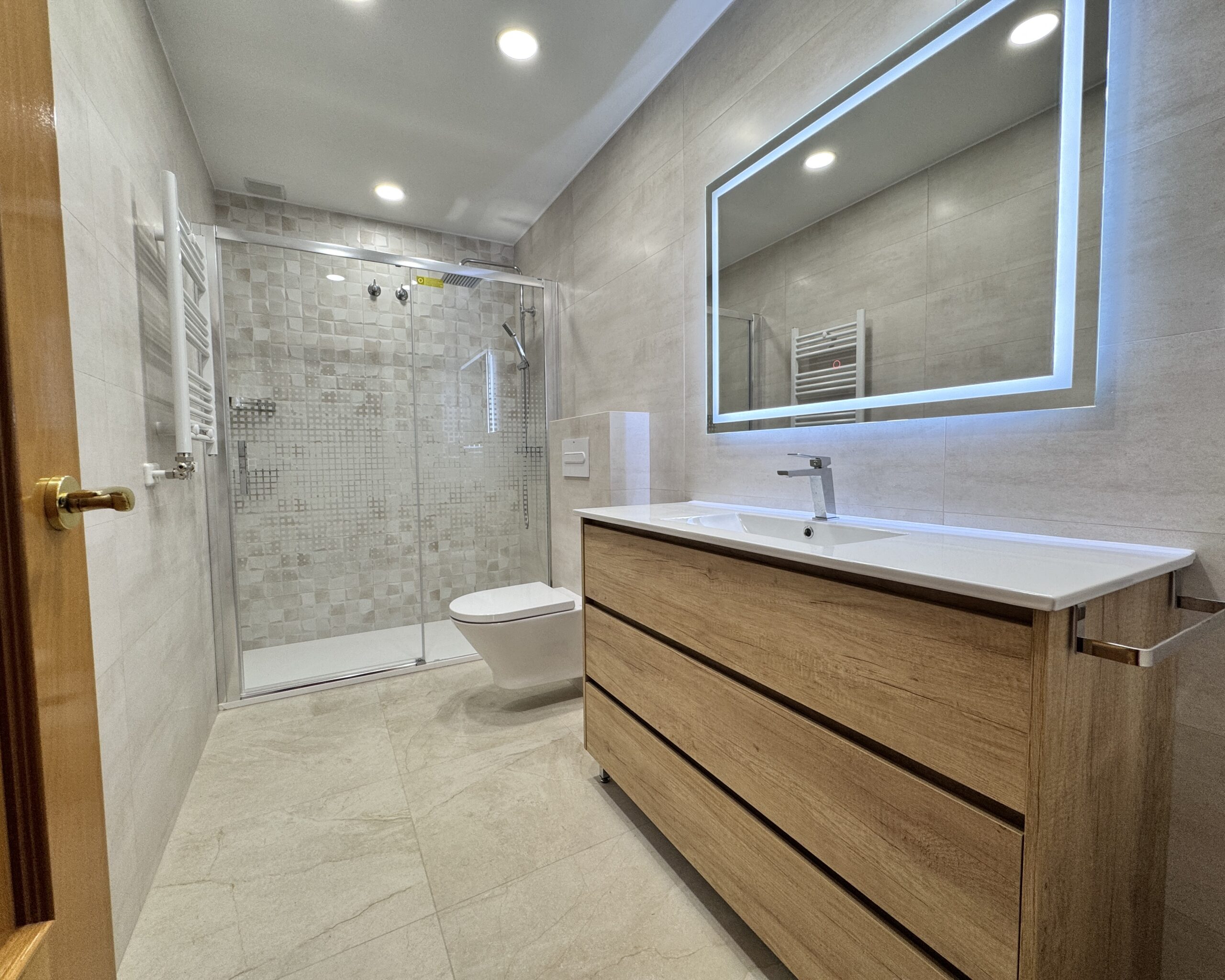 Descubre cómo transformamos el baño de Sonia en Esplugues de Llobregat. Un proyecto de renovación integral donde la optimización del espacio, el uso de elementos suspendidos de Roca y la calidez del roble logran un ambiente moderno y altamente eficiente.